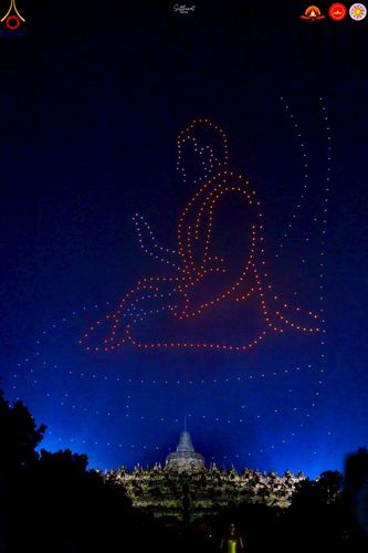 ภาพ No.224610:วันจันทร์ที่ 12 พฤษภาคม พ.ศ. 2568  ชาวพุทธในอินโดนีเซีย ร่วมฉลองวิสาขบูชาจุดประทีปกว่า 200,000 ดวง ณ พระมหาเจดีย์บรมพุทโธ  เจริญพุทธมนต์ถวาย “พระวชิรเกล้าเจ้าอยู่หัว”