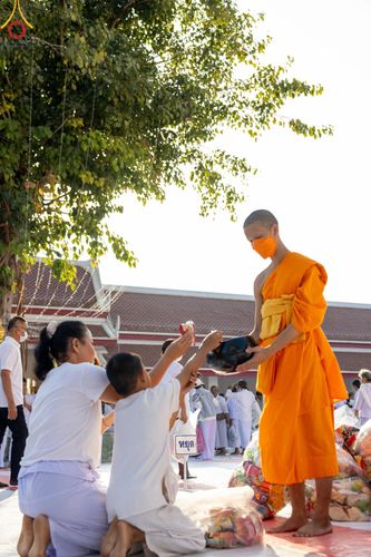 ภาพ No.112833:พิธีตักบาตรพระธรรมยาตราฯ ณ วัดสองพี่น้อง จ.สุพรรณบุรี วันที่ 15 มกราคม พ.ศ. 2567