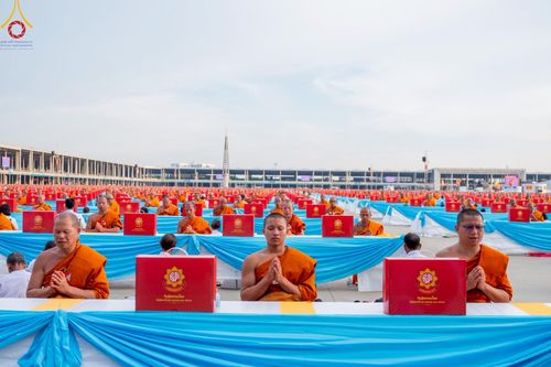 ภาพ No.221692:วันอังคารที่ 22 เมษายน พ.ศ. 2568 ภาพพิธีถวายมหาสังฆทานคณะสงฆ์ 40,000 กว่าวัดทั่วประเทศ เนื่องในวันคุ้มครองโลก ชุดที่ 2 (ปลื้มให้สมการรอคอย) ณ ลานธรรมพระมหาธรรมกายเจดีย์ วัดพระธรรมกาย