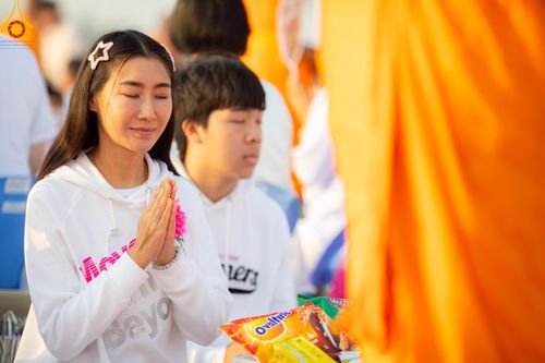 ภาพ No.201159:พิธีตักบาตรพระธรรมยาตรา ณ อนุสรณ์สถานลำดับที่ 5 สถานที่เผยแผ่วิชชาธรรมกายครั้งแรก อนุสรณ์สถานบางปลา วัดบางปลา อำเภอบางเลน จังหวัดนครปฐม ในโครงการธรรมยาตรา กตัญญูบูชา มหาปูชนียาจารย์ พระมงคลเทพมุนี(สด จนฺทสโร) พระผู้ปราบมาร อนุสรณ์สถาน 7 แห่ง ปีที่ 13