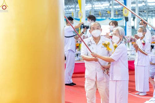 ภาพ No.89569:พิธีตักบาตร ข้าวสารอาหารแห้ง พิธีบูชาข้าวพระ และพิธีจุดเทียนใจ ไฟนิรันดร์  อนันตชัย ณ สภาธรรมกายสากล วัดพระธรรมกาย วันอาทิตย์ที่ 1 ตุลาคม พ.ศ. 2566