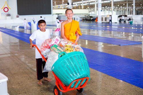 ภาพ No.256901:วันที่ 5 ตุลาคม พ.ศ. 2568 พิธีตักบาตร ข้าวสารอาหารแห้ง ณ บ้านแก้วเรือนทองคุณยายฯ สภาธรรมกายสากล วัดพระธรรมกาย