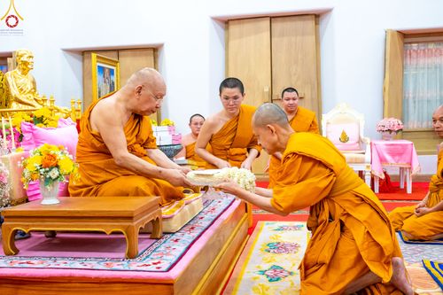 ภาพ No.78549:พิธีต้อนรับสัญญาบัตร พัดยศ ผ้าไตรและถวายมุทิตาสักการะฯ พระครูสิทธิรัตนวิเทศ และ พระครูวิเทศสันติคุณ วันอังคารที่ 28 มีนาคม พ.ศ. 2566 ณ อุโบสถวัดพระธรรมกาย