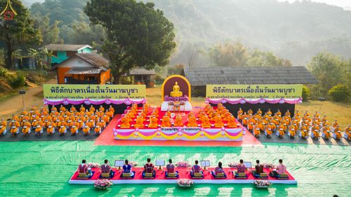 ภาพ No.77402:พิธีตักบาตรเนื่องในวันมาฆบูชา ประจำปี ๒๕๖๖  วันจันทร์ที่ ๖ มีนาคม พ.ศ.๒๕๖๖  ณ สนามโรงเรียนบ้านนาเกียน อำเภออมก่อย จังหวัดเชียงใหม่