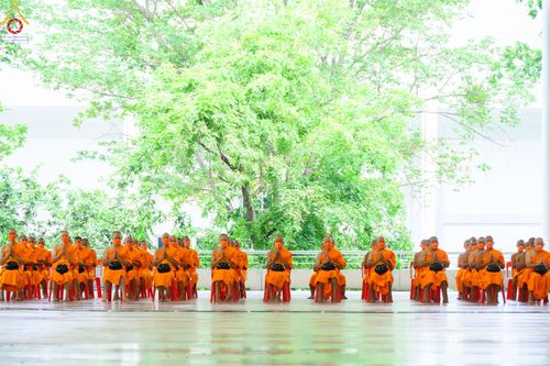 ภาพ No.80274:พิธีตักบาตรฉลองพระใหม่ ในโครงการบรรพชาอุปสมบทหมู่วันคุ้มครองโลก ณ สภาธรรมกายสากล วัดพระธรรมกาย วันอาทิตย์ที่ 16 เมษายน พ.ศ.2566