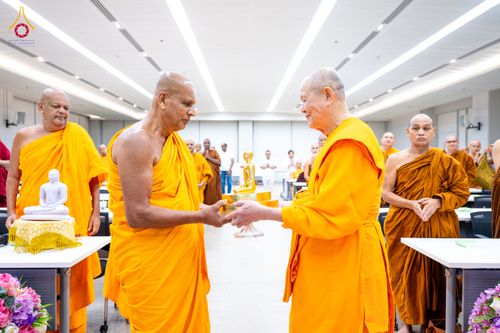 ภาพ No.323393:หลวงพ่อทัตตชีโว รองเจ้าอาวาสวัดพระธรรมกาย ถวายการต้อนรับปฏิสันถารคณะสงฆ์จากประเทศศรีลังกา