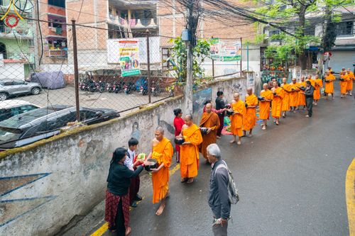 ภาพ No.317167:วันจันทร์ที่ 30 มีนาคม พ.ศ.2569 จาริกบิณฑบาตสยมภูนาทสู่พระราชวังหนุมานโดกา ประเทศเนปาล