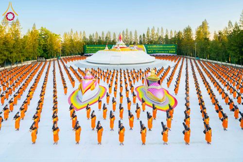 ภาพ No.290658:วันที่ 8 มกราคม พ.ศ. 2569 พระธรรมยาตราปฏิบัติธรรม และถ่ายภาพหมู่ประวัติศาสตร์ ในโครงการธรรมยาตรา กตัญญูบูชามหาปูชนียาจารย์ พระมงคลเทพมุนี(สด จนฺทสโร) พระผู้ปราบมาร อนุสรณ์สถาน 7 แห่ง ปีที่ 14 ณ อนุสรณ์สถานคลองบางนางแท่น อ.สามพราน จ.นครปฐม