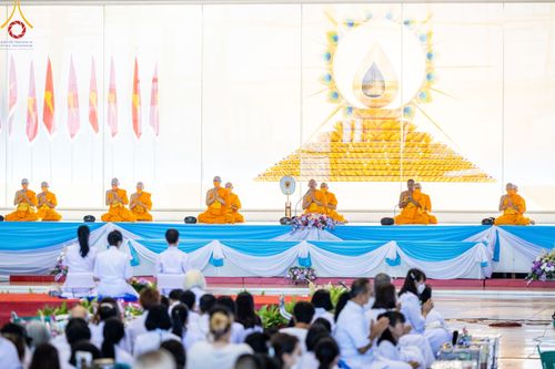 ภาพ No.78825:พิธีตักบาตร ข้าวสารอาหารแห้ง พิธีบูชาข้าวพระ ในวันอาทิตย์ต้นเดือนที่ 2 เมษายน พ.ศ. 2566