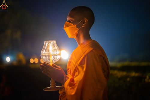 ภาพ No.78226:พิธีจุดประทีปและเวียนประทักษิณถวายเป็นพุทธบูชา ในโครงการบรรพชาสามเณรหมู่ ณ ลุมพินีวัน ประเทศเนปาล  วันที่ 16 มีนาคม พ.ศ. 2566