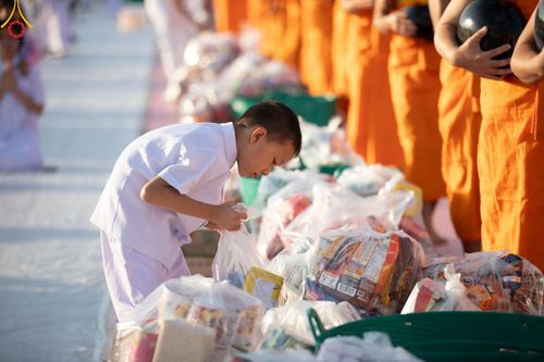 ภาพ No.187922:พิธีตักบาตรฉลองพระใหม่ ต้อนรับพุทธศักราช 2568 ณ ลานธรรมพระมหาธรรมกายเจดีย์ วัดพระธรรมกาย จ.ปทุมธานี วันที่ 1 มกราคม พ.ศ. 2568