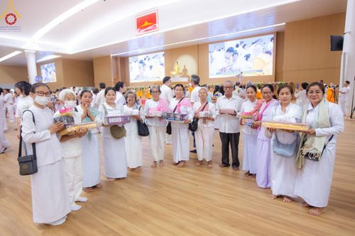 ภาพ No.145422:พิธีถวายผ้าอาบน้ำฝนและประทีปโคมไฟ ณ สภาธรรมกายสากล วัดพระธรรมกาย วันเสาร์ที่ 20 กรกฎาคม พ.ศ. 2567