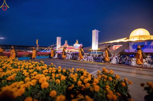 ภาพ No.120500:พิธีต้อนรับพระธรรมยาตรา ในโครงการธรรมยาตรา กตัญญูบูชา มหาปูชนียาจารย์ พระมงคลเทพมุนี(สด จนฺทสโร) พระผู้ปราบมาร อนุสรณ์สถาน 7 แห่ง ปีที่ 12 วันที่ 28 มกราคม พ.ศ. 2567 ณ วัดพระธรรมกาย จ.ปทุมธานี (ชุดที่ 2)