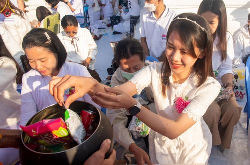 ภาพ No.197825:พิธีตักบาตรพระธรรมยาตรา ณ อนุสรณ์สถานลำดับที่ 4 สถานที่เกิดด้วยกายธรรม วัดโบสถ์(บน) ต.บางคูเวียง จ.นนทบุรี ในโครงการธรรมยาตรา กตัญญูบูชา มหาปูชนียาจารย์ พระมงคลเทพมุนี(สด จนฺทสโร) พระผู้ปราบมาร อนุสรณ์สถาน 7 แห่ง ปีที่ 13 วันที่ 19 มกราคม พ.ศ. 2568