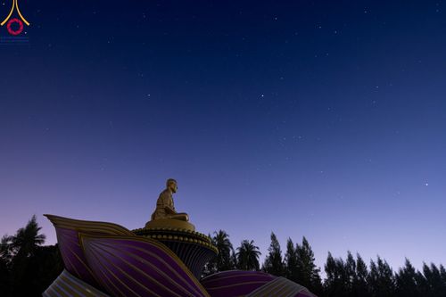ภาพ No.109761:พิธีจุดประทีปถวายเป็นพุทธบูชา และบูชาธรรมมหาปูชนียาจารย์ วันที่ 10 มกราคม พ.ศ. 2567 ณ อนุสรณ์สถานคลองบางนางแท่น อ.สามพราน จ.นครปฐม
