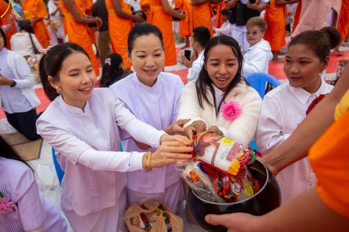ภาพ No.118653:พิธีตักบาตรพระธรรมยาตรา ปีที่ 12 ณ อนุสรณ์สถานลำดับที่ 5 สถานที่เผยแผ่วิชชาธรรมกายครั้งแรก อนุสรณ์สถานบางปลา จ.นครปฐม วันที่ 25 มกราคม พ.ศ. 2567