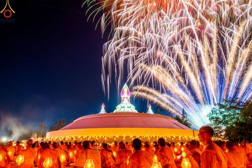 ภาพ No.192823:พิธีจุดประทีปถวายเป็นพุทธบูชา และบูชาธรรมมหาปูชนียาจารย์ ณ อนุสรณ์สถานคลองบางนางแท่น อ.สามพราน จ.นครปฐม ในโครงการธรรมยาตรา กตัญญูบูชา มหาปูชนียาจารย์ พระมงคลเทพมุนี(สด จนฺทสโร) พระผู้ปราบมาร อนุสรณ์สถาน 7 แห่ง ปีที่ 13 วันที่ 10 มกราคม พ.ศ. 2568