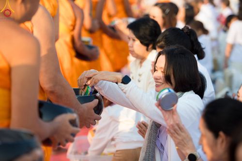 ภาพ No.201214:พิธีตักบาตรพระธรรมยาตรา ณ อนุสรณ์สถานลำดับที่ 5 สถานที่เผยแผ่วิชชาธรรมกายครั้งแรก อนุสรณ์สถานบางปลา วัดบางปลา อำเภอบางเลน จังหวัดนครปฐม ในโครงการธรรมยาตรา กตัญญูบูชา มหาปูชนียาจารย์ พระมงคลเทพมุนี(สด จนฺทสโร) พระผู้ปราบมาร อนุสรณ์สถาน 7 แห่ง ปีที่ 13