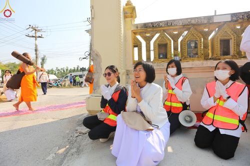 ภาพ No.198909:V.50 สารพัดV สารพัดดี ที่ธรรมยาตรา ในโครงการธรรมยาตรา กตัญญูบูชา มหาปูชนียาจารย์ พระมงคลเทพมุนี(สด จนฺทสโร) พระผู้ปราบมาร อนุสรณ์สถาน 7 แห่ง ปีที่ 13 ระหว่างวันที่ 2-31 มกราคม พ.ศ. 2568