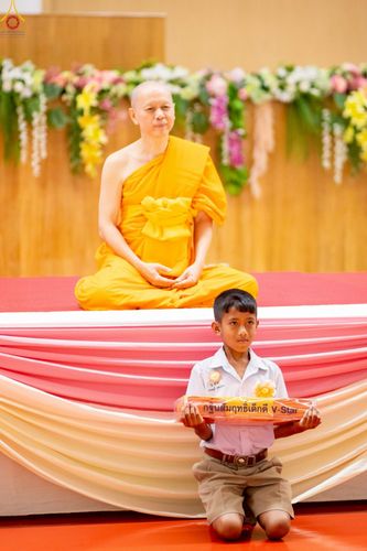 ภาพ No.246104:วันเสาร์ที่ 13 กันยายน พ.ศ. 2568 พิธีมอบผ้าไตรประธานกฐินสัมฤทธิ์เด็กดี V-Star ณ สภาธรรมกายสากล วัดพระธรรมกาย