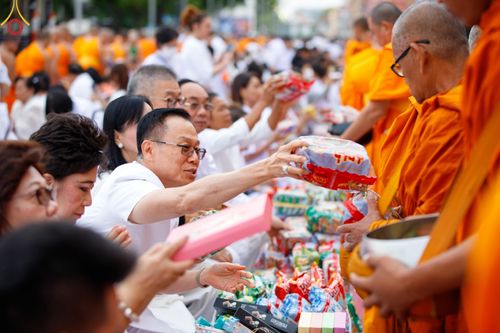 ภาพ No.126230:พิธีทำบุญเมืองนครราชสีมา ฉลอง 556 ปี ตักบาตรพระ 10,000 รูป ในวันเสาร์ที่ 2 มีนาคม พ.ศ.2567 ณ อนุสาวรีย์ท้าวสุรนารี จ.นครราชสีมา จัดโดย คณะสงฆ์จังหวัดนครราชสีมา ร่วมกับสำนักงานจังหวัดนครราชสีมา