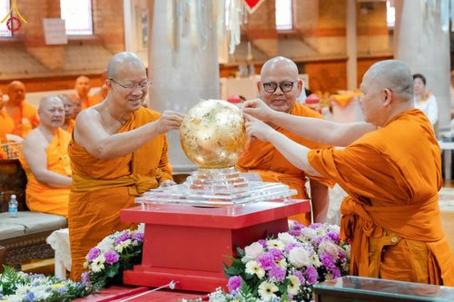 ภาพ No.142759:พิธีพัทธสีมา ประดิษฐานลูกนิมิตมหาสมบัติ สถาปนาอุโบสถวัดพระธรรมกายลอนดอน บูชาธรรม 80 ปี หลวงพ่อธัมมชโย วันเสาร์ที่ 22 มิถุนายน พ.ศ. 2567