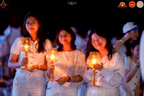 ภาพ No.224665:วันจันทร์ที่ 12 พฤษภาคม พ.ศ. 2568  ชาวพุทธในอินโดนีเซีย ร่วมฉลองวิสาขบูชาจุดประทีปกว่า 200,000 ดวง ณ พระมหาเจดีย์บรมพุทโธ  เจริญพุทธมนต์ถวาย “พระวชิรเกล้าเจ้าอยู่หัว”
