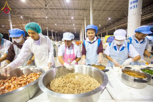 ภาพ No.203192:พิธีถวายภัตตาหารเป็นสังฆทาน แด่พระธรรมยาตรา ณ วัดพระธรรมกาย ตำบลคลองสาม อำเภอคลองหลวง จังหวัดปทุมธานี ในโครงการธรรมยาตรา กตัญญูบูชา มหาปูชนียาจารย์ พระมงคลเทพมุนี(สด จนฺทสโร) พระผู้ปราบมาร อนุสรณ์สถาน 7 แห่ง ปีที่ 13 วันที่ 29 มกราคม พ.ศ. 2568