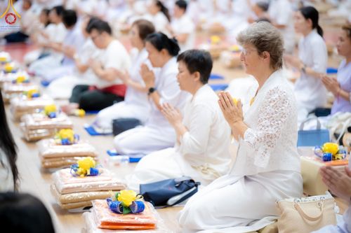 ภาพ No.180809:พิธีถวายภัตตาหารเมนูสวรรค์ และพิธีถวายอุปกรณ์กันหนาว แด่คณะพระภิกษุสามเณรวัดพระธรรมกาย วันอาทิตย์ที่ 8 ธันวาคม พ.ศ.2567 ณ สภาธรรมกายสากล วัดพระธรรมกาย