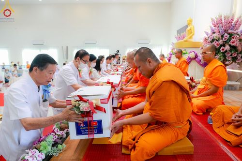 ภาพ No.107302:พิธีเจริญพระพุทธมนต์ ปฏิบัติธรรม มอบทุนการศึกษา ถวายสังฆทาน 140 วัด ณ ศุนย์ปฏิบัติธรรมพระมงคลเทพมุนี อ.สองพี่น้อง จ.สุพรรณบุรี วันเสาร์ที่ 6 มกราคม พ.ศ. 2567