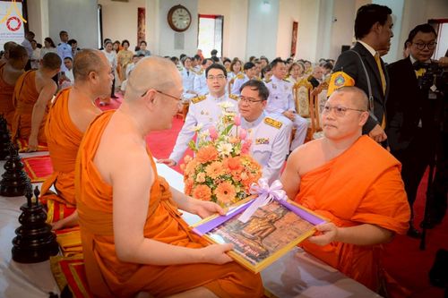 ภาพ No.214768:พิธีต้อนรับสัญญาบัตร พัดยศ พระราชวิเทศวชิรเวที (บัณฑิต วรปญฺโญ) เจ้าอาวาสวัดพระธรรมกายสกอตแลนด์ สหราชอาณาจักร ผู้ช่วยเจ้าอาวาสวัดพระธรรมกาย ณ อุโบสถพระไตรปิฏก วัดพระธรรมกาย