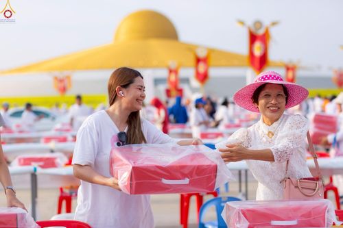 ภาพ No.225052:วันที่ 20 - 27 เมษายน พ.ศ. 2568 "ภาพแห่งความปลื้มที่ไม่มีวันจบ" คณะสงฆ์สามเณร เจ้าหน้าที่ และสาธุชน ร่วมแรงร่วมใจกันเตรียมงานและเก็บงาน เพื่อวันคุ้มครองโลก พิธีถวายมหาสังฆทานคณะสงฆ์ 40,000 กว่าวัดทั่วประเทศ