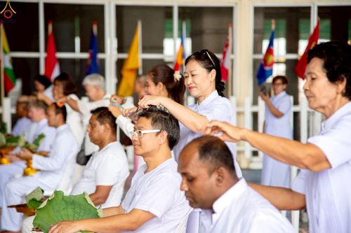 ภาพ No.230774:วันที่ 28 มิถุนายน พ.ศ. 2568 พิธีตัดปอยผมและปลงผม โครงการบวชพระนานาชาติ AEC & WAB รุ่นที่ 9 ณ วิหารคด 2 วัดพระธรรมกาย