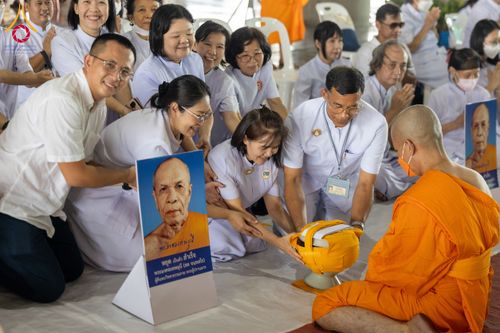 ภาพ No.62555:พิธีถวายบาตรเเละไทยธรรม ในโครงการอุปสมบทหมู่ บูชาธรรมหลวงพ่อธัมมชโย พ.ศ.2567 ณ ลานธรรม พระมหาธรรมกายเจดีย์ วันที่ 13 เมษายน พ.ศ.2567