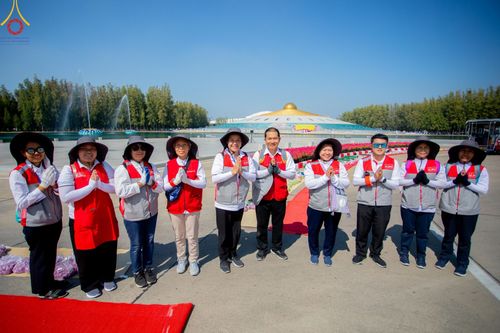 ภาพ No.191400:V.49 สารพัดV สารพัดดี ที่ธรรมยาตรา ในโครงการธรรมยาตรา กตัญญูบูชา มหาปูชนียาจารย์ พระมงคลเทพมุนี(สด จนฺทสโร) พระผู้ปราบมาร อนุสรณ์สถาน 7 แห่ง ปีที่ 13 ระหว่างวันที่ 2-31 มกราคม พ.ศ. 2568