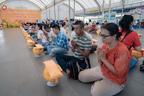 ภาพ No.133439:พิธีขอขมารับผ้าไตร, พิธีบรรพชาสามเณร, สามเณรออกบิณฑบาต ในโครงการบรรพชาสามเณร ฟื้นฟูพระพุทธศาสนาทั่วไทย  ณ ศูนย์ปฏิบัติธรรม และอบรมเยาวชนเมืองยะลา วันที่ 3 เมษายน พ.ศ. 2567