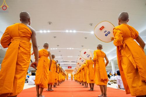 ภาพ No.147049:พิธีมุทิตาสักการะพระภิกษุ ผู้สอบได้เปรียญธรรม 9 ประโยคระดับโลกปีที่ 36, พิธีมอบโล่เกียรติยศและทุนการศึกษา สำนักเรียนบาลีดีเด่นทั่วประเทศ, พิธีถวายมหาสังฆทานคณะสงฆ์ 2,000 กว่าวัด ทั่วประเทศ ปีที่ 24, พิธีถวายไทยธรรมคณะสงฆ์ 323 วัด 4 จังหวัดชายแดนภาคใต้