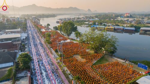 ภาพ No.101815:ตักบาตรพระ 10,000 รูป เติมบุญให้แผ่นดิน เนื่องในโอกาส 192 ปี จังหวัดกาญจนบุรี หนึ่งในโครงการตักบาตรพระ 2,000,000 รูป  77 จังหวัดทุกวัดทั่วไทย วันจันทร์ที่ 11 ธันวาคม พ.ศ. 2566 บริเวณถนนสองแคว (SKY WALK) เมืองกาญจนบุรี