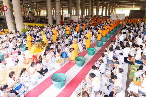 ภาพ No.115468:พิธีตักบาตรฉลองพระใหม่ ในโครงการอุปสมบทหมู่บูชาธรรม 115 ปี คุณยายอาจารย์มหารัตนอุบาสิกาจันทร์ ขนนกยูง วันที่ 19  มกราคม พ.ศ. 2567 ณ มหารัตนวิหารคด วัดพระธรรมกาย