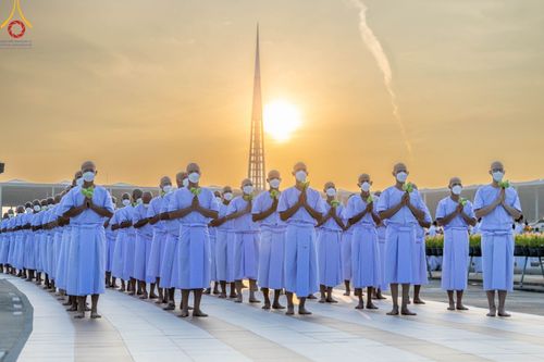 ภาพ No.101418:พิธีเวียนประทักษิณ, พิธีวันทาเจดีย์, พิธีขอขมาและมอบผ้าไตร ในโครงการอุปสมบทหมู่ รุ่นบูชาธรรมมหาปูชนียาจารย์ ณ วัดพระธรรมกาย ในวันที่ 9 ธันวาคม พ.ศ. 2566