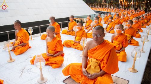 ภาพ No.190104:พิธีจุดประทีปถวายเป็นพุทธบูชา และบูชาธรรมมหาปูชนียาจารย์ ณ อนุสรณ์สถานมหาวิหารพระมงคลเทพมุนี (โลตัสแลนด์) อ.สองพี่น้อง จ.สุพรรณบุรี ในโครงการธรรมยาตรา กตัญญูบูชา มหาปูชนียาจารย์ พระมงคลเทพมุนี(สด จนฺทสโร) พระผู้ปราบมาร อนุสรณ์สถาน 7 แห่ง ปีที่ 13