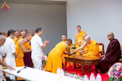 ภาพ No.222709:วันที่ 23 เมษายน พ.ศ. 2568 หลวงพ่อทัตตชีโวต้อนรับคณะสงฆ์เนปาล ณ อาคาร 100 ปี คุณยายมหารัตนอุบาสิกาจันทร์ ขนนกยูง วัดพระธรรมกาย