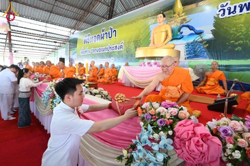 ภาพ No.162034:พิธีทอดผ้าป่า ในวันออกพรรษา ณ พุทธอุทยานนานาชาติ จังหวัดหนองคาย วันพฤหัสบดีที่ 17 ตุลาคม พ.ศ. 2567