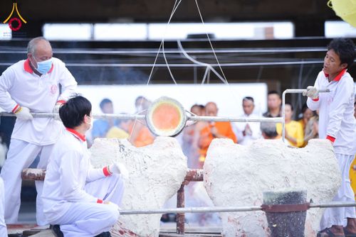 ภาพ No.152603:พิธีเททองหล่อพระพุทธรูปประจำสัตตมหาสถาน ธรรมอุทยานอุโบสถวัดสายสุวพรรณ - กิจกรรมปลูกต้นไม้เฉลิมพระเกียรติ พระบาทสมเด็จพระเจ้าอยู่หัว วันที่ 26 กรกฎาคม พ.ศ. 2567