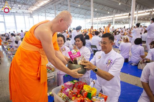 ภาพ No.209328:วันอาทิตย์ที่ 2 มีนาคม พ.ศ. 2568 พิธีตักบาตร ข้าวสารอาหารแห้ง ณ บ้านแก้วเรือนทองคุณยายฯ สภาธรรมกายสากล วัดพระธรรมกาย