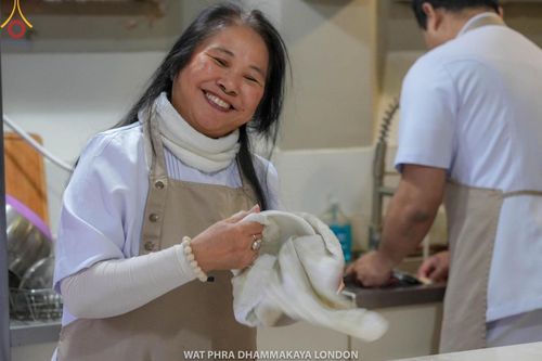 ภาพ No.159915:พิธีบูชาข้าวพระ วันอาทิตย์ต้นเดือน ณ วัดพระธรรมกายลอนดอน วันที่ 6 ตุลาคม พ.ศ. 2567