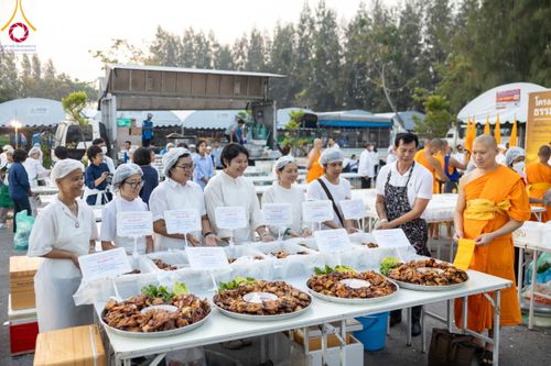 ภาพ No.111001:พิธีถวายภัตตาหารเป็นสังฆทาน แด่คณะพระธรรมยาตราฯ ในโครงการธรรมยาตรา กตัญญูบูชา มหาปูชนียาจารย์ พระมงคลเทพมุนี(สด จนฺทสโร) พระผู้ปราบมาร อนุสรณ์สถาน 7 แห่ง ปีที่ 12 วันที่ 13 มกราคม พ.ศ. 2567 ณ อนุสรณ์สถานมหาวิหารพระมงคลเทพมุนี  (โลตัสแลนด์) อ.สองพี่น้อง จ