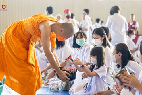 ภาพ No.86835:พิธีตักบาตร , พิธีบูชาข้าวพระ , พิธีจุดเทียนใจ ไฟนิรันดร์ อนันตชัย ในวันอาทิตย์ต้นเดือน 3 กันยายน พ.ศ. 2566 ณ วัดพระธรรมกาย