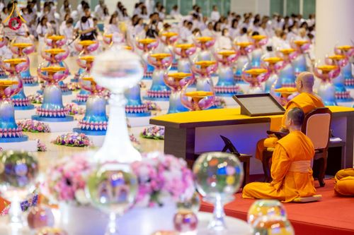 ภาพ No.215297:วันอาทิตย์ต้นเดือนที่ 6 เมษายน พ.ศ. 2568 พิธีบูชาข้าวพระ สภาธรรมกายสากล วัดพระธรรมกาย