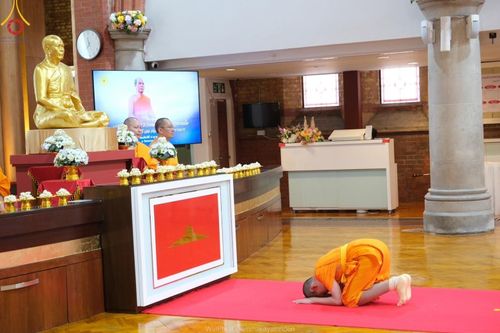 ภาพ No.161387:วัดพระธรรมกายลอนดอน สหราชอาณาจักร จัดงานบุญ น้อมถวายเป็นพุทธบูชา และบูชาธรรมเนื่องในวาระ 140 ปี วันคล้ายวันเกิดด้วยรูปกายเนื้อของ พระมงคลเทพมุนี (สด จนฺทสโร) พระผู้ปราบมาร ในวันที่ 10 ตุลาคม พ.ศ. 2567